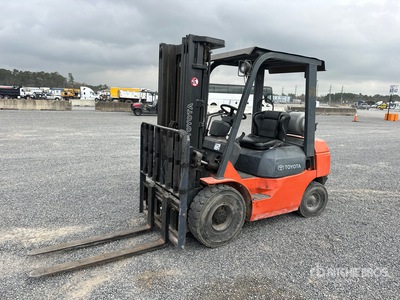 2005 Toyota 7FGU25 4500 lb Pneumatic Tire Heftruck