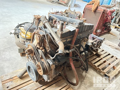 Cummins engine with a Eaton fuller transmission. Motor (Inoperable)