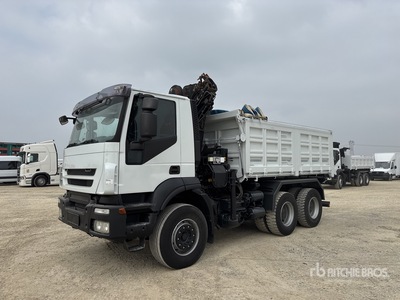 Hiab on 2009 Iveco 260T36 6x4 Kiepwagen met kraan