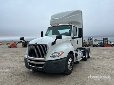 2020 International LT625 6x4 Ciągnik siodłowy T/A z kabiną dzienną