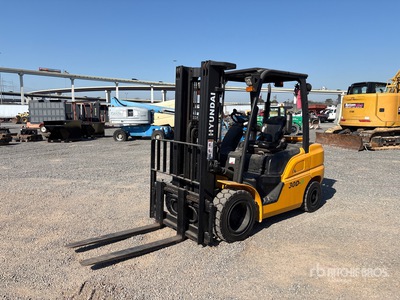 2014 Hyundai 30D-9 5890 lb Pneumatic Tire Forklift