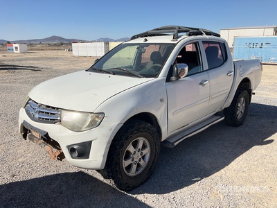 2014 Mitsubishi L200 4x4 Crew Cab Camioneta (INOPERABLE) / بيك اب (Inoperable)