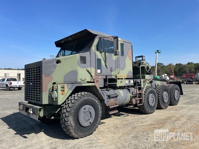 2000 Oshkosh M1070 HET 8x8 Winch Truck
