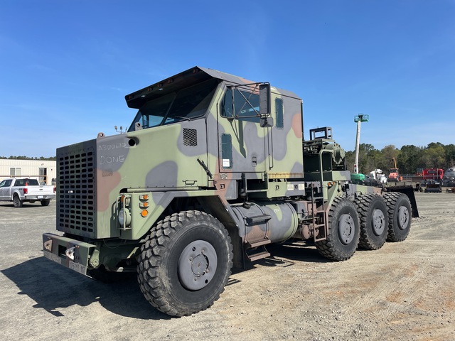 2000 Oshkosh M1070 HET 8x8 Winch Truck