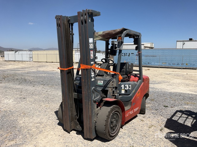 Inopratable Heli CPYD30 6600 lb Pneumatic Tire Montacargas (INOPERABLE) / Forklift ...