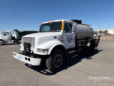 1994 Rosco Maximizer 1100 gal on 1995 Freightliner 4700 4x2 Asphalt Distributor Truck