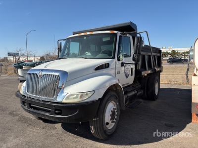 2006 International 4200 4x2 Camion à benne essieu simple (Inoperable)