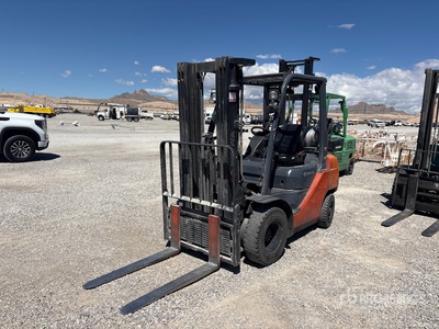 2015 Toyota 8FGU25 4500 lb Pneumatic Tire Forklift