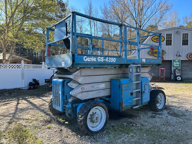 2002 Genie GS-4390 4x4 Dual Fuel Scissor Lift (Inoperable) 2002 Genie GS-4390 4x4 Dual Fuel Scissor Lift (Inoperable)