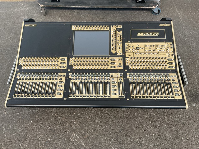 DiGiCo SD8 Digital Mixing Console w/Case