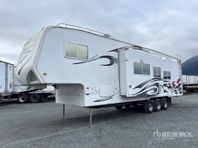 2008 Weekend Warrier 38 ft Tri/A Toy Hauler Travel Trailer