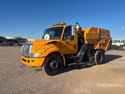 Tymco 600 on 2007 International 4200 Veegwagen