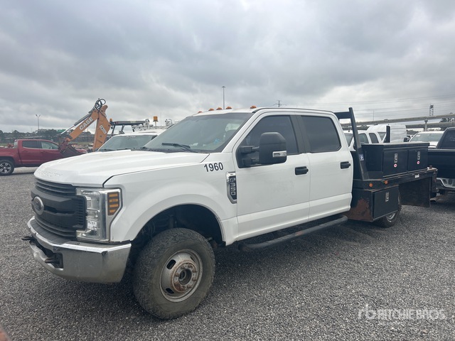 2019 Ford F-350 XL 4x4 Crew Cab Flatbed Truck