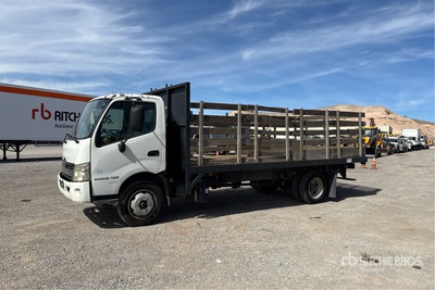 2014 Hino 195 Flatbed Truck