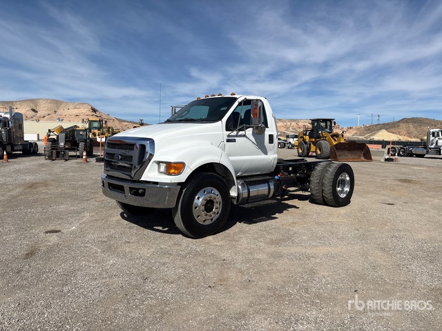 2015 Ford F-750 XLT 4x2 Cab and Chassis