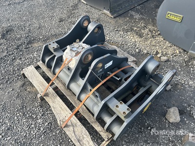 Strickland 92F0897-0913 44 in Attache rapide pour chargeuse sur pneus - Fits Hitachi ZW140/150 (Unused)