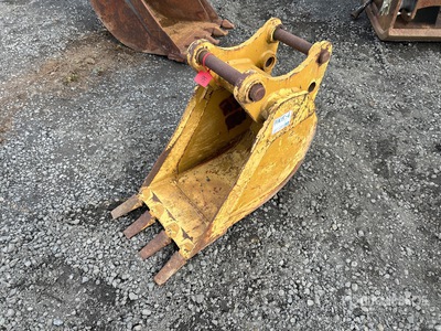 16 in Digging Backhoe Rear Bucket - Fits Cat 416