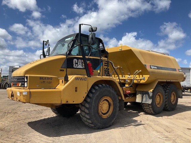 2014 Cat 725 5000 gal 6x6 Articulated Water Truck