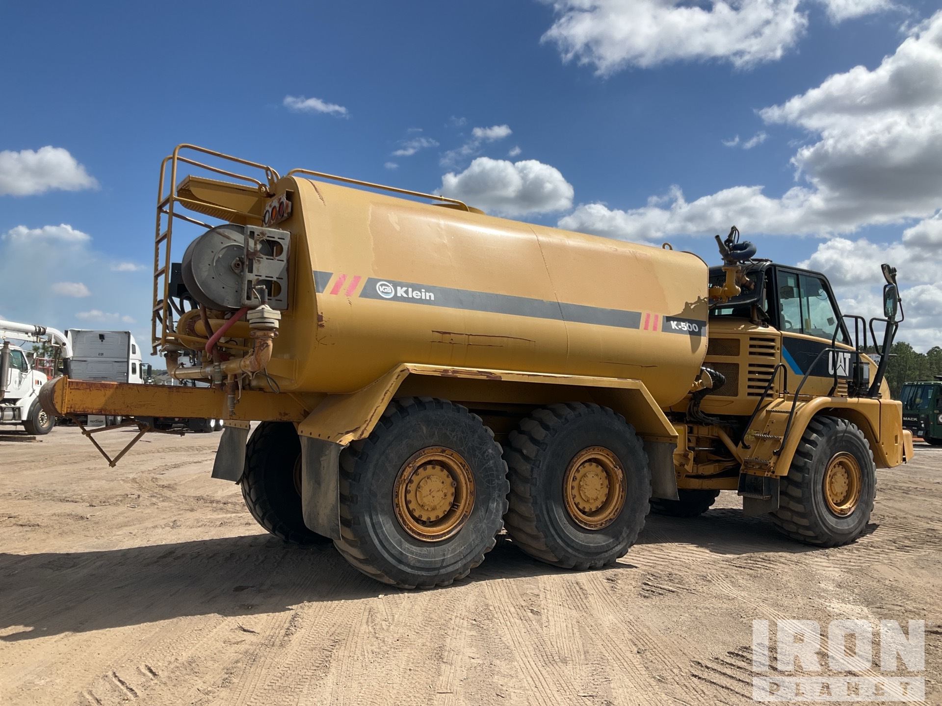 2014 Cat 725 5000 gal 6x6 Articulated Water Truck in Davenport