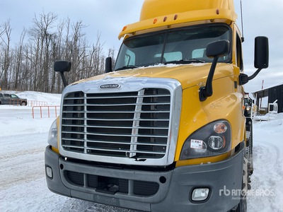2013 Freightliner Cascadia 113 T/A Day Cab Truck Tractor