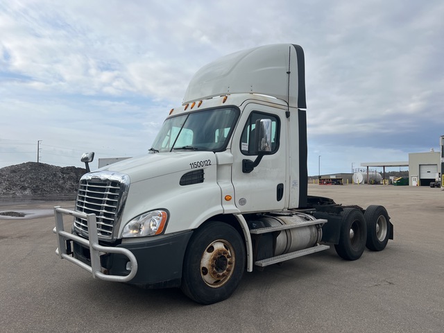 2015 Freightliner Cascadia 113 6x4 T/A Day Cab Truck Tractor