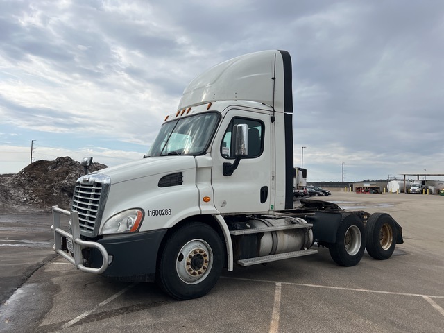 2016 Freightliner Cascadia 113 6x4 T/A Day Cab Truck Tractor