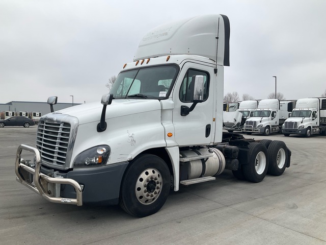 2017 Freightliner Cascadia 125 6x4 T/A Day Cab Truck Tractor