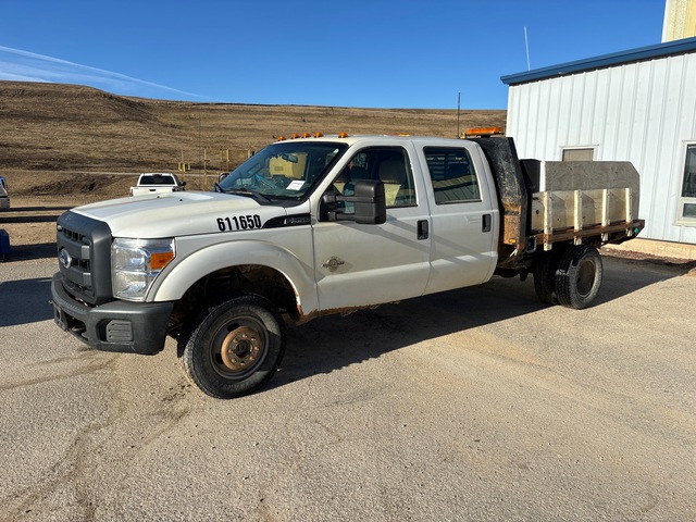 2016 Ford F-350 XL 4x4 Crew Cab Flatbed Truck
