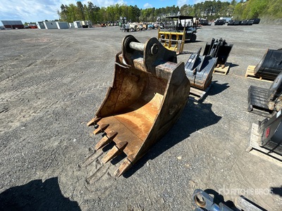 BT26H 42 in Digging Excavator Bucket - Fits Hitachi/Case