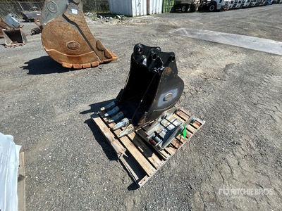 24 in Digging Excavator Bucket