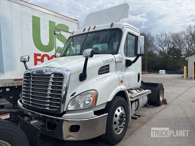 2015 Freightliner Cascadia 113 4x2 Ciągnik siodłowy z kabiną dzienną S/A