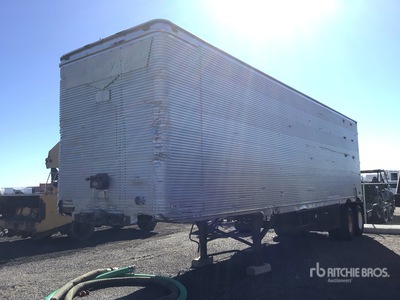 1961 Fruehauf 34 ft x 96 in T/A バントレーラー