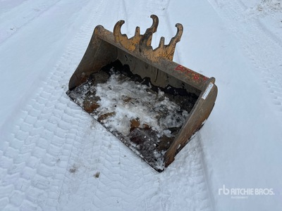 40 in Q/C Cleanup Excavator Bucket - Fits John Deere 35G