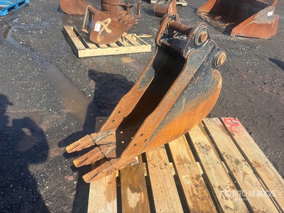 11 in Digging Excavator Bucket