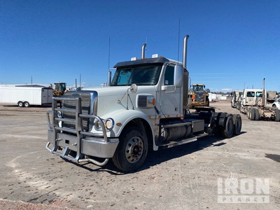 2016 Freightliner Coronado 8x4 Tri/A Dagcabine Trekker (Glider Kit)