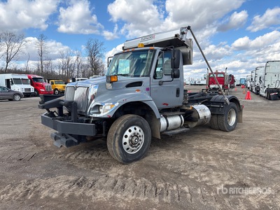 2005 International 7400 4x2 Hooklift Truck