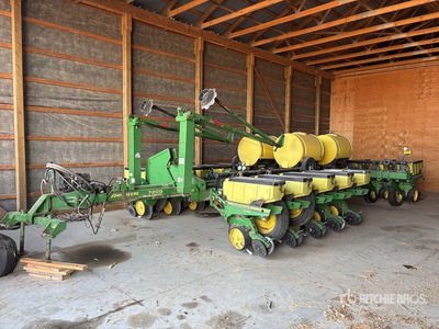 John Deere 7200 16 Row w/bean plates Planter
