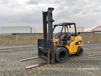 2012 Cat P8000 8000 lb Pneumatic Tire Heftruck