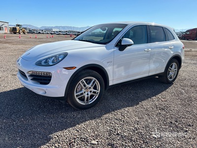 2012 Porsche Cayenne Hybrid سيارة رياضية متعددة الاستخدامات