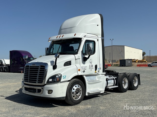 2016 Freightliner Cascadia 113 T/A Day Cab Truck Tractor