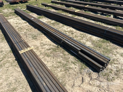 Quantity of 2 1/2 in x 2 1/2 in x 1/4 in Square Tubing Divers - Métaux