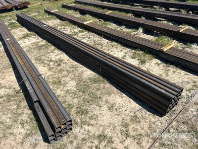 Quantity of 2 1/2 in x 2 1/2 in x 1/4 in Square Tubing Divers - Métaux