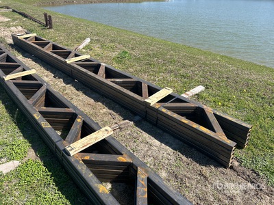 Quantity of 18 in x 20 ft Trusses