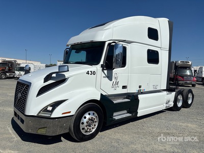 2018 Volvo VNL860 6x4 Ciągnik siodłowy T/A z kabiną sypialną