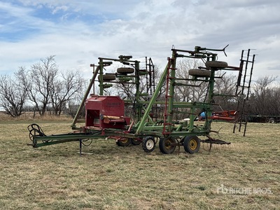 John Deere E1600 33 ft Cultivator