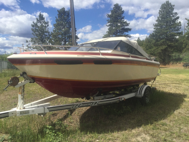 1980 Sunrunner Sabre 19' Cabin Cruiser w/ 1980 EZ Loader Trailer