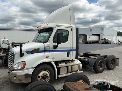 2015 Freightliner Cascadia 113 6x4 T/A Day Cab Truck Tractor (Inoperable)
