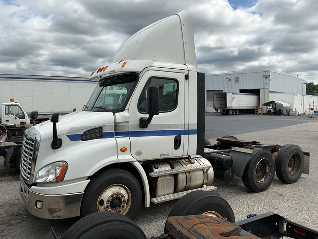 2015 Freightliner Cascadia 113 6x4 T/A Day Cab Truck Tractor (Inoperable)