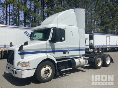 2018 Volvo VNR64T 6x4 تراكتور شاحنة كابينة النوم (ثنائية المحور)