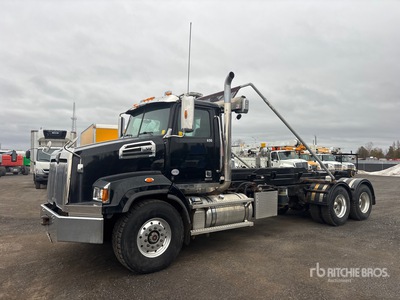 2022 Western Star 4700SB 6x4 Roll-Off Truck